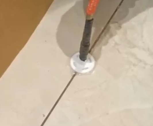永城瓷砖空鼓维修公司专业解答瓷砖在铺贴过程中，如果没有涂抹均匀到位的粘结材料（如水泥砂浆或瓷砖胶），可能会导致以下问题