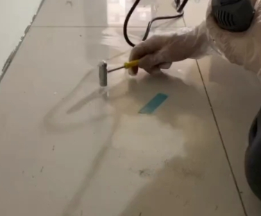 永城瓷砖开裂维修公司专业分享瓷砖在铺贴前如果没有沥干水分，将会导致以下问题